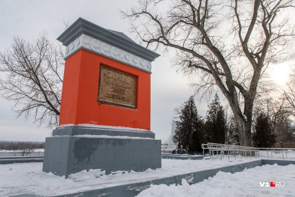 В этом месте в 1942–1943 годы находился блиндаж пункта связи дивизии генерала Людникова В этом месте в 1942–1943 годы находился блиндаж пункта связи дивизии генерала Людникова 