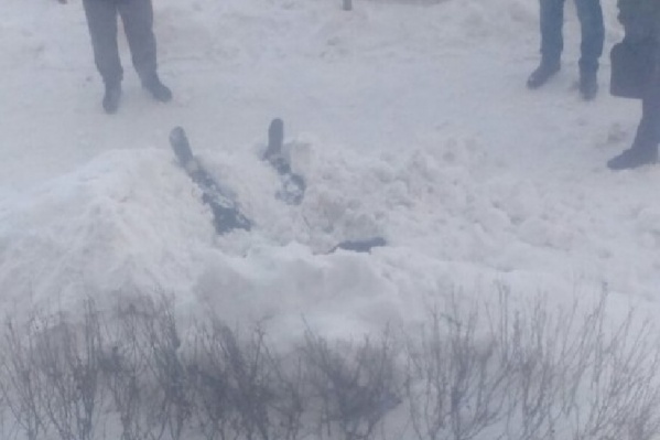 Мужчина оказался буквально вдавлен в сугроб Мужчина оказался буквально вдавлен в сугроб
