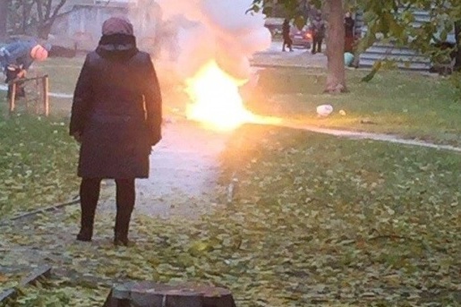 Взрыв во дворе на Чкалова успели сфотографировать очевидцы Взрыв во дворе на Чкалова успели сфотографировать очевидцы