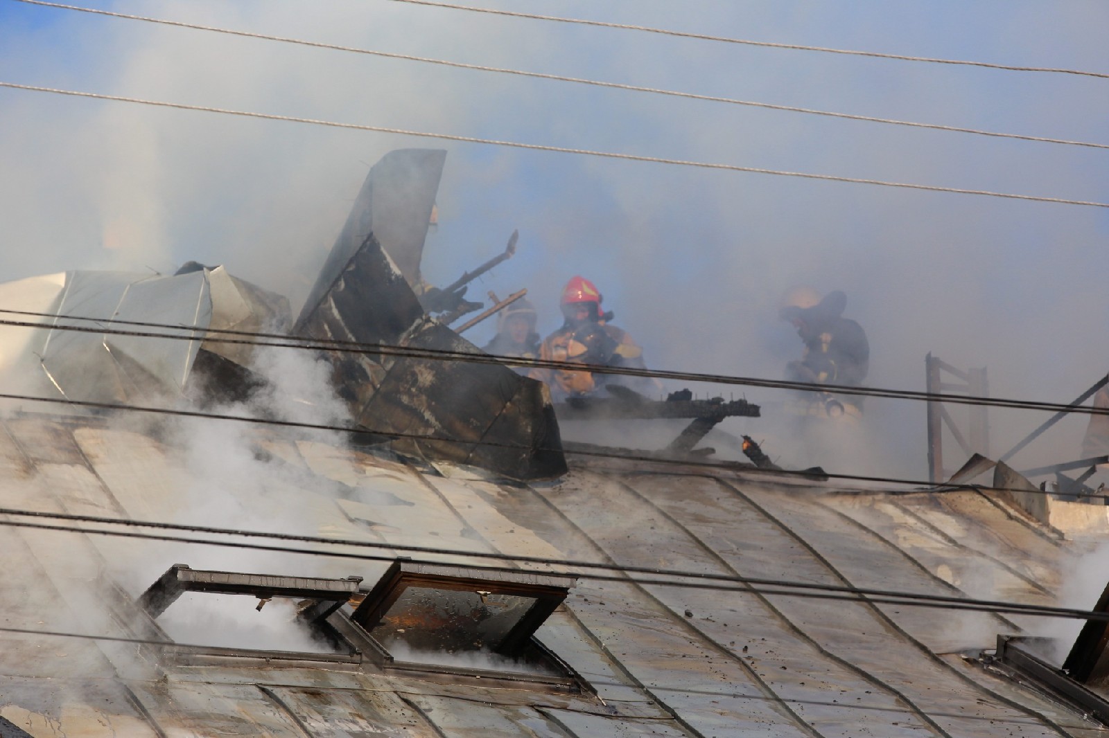 Спасали рабочих с крыши: в центре Ярославля вспыхнул крупный пожар. Фото, видео с места ЧП
