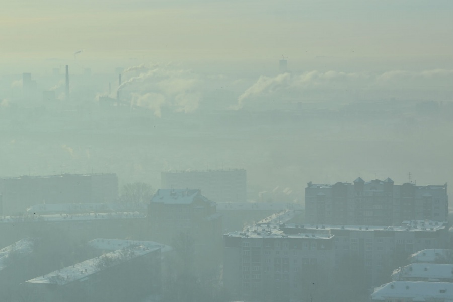 Пелена на небе. Смог над Новосибирском. Новосибирск с неба. Загрязнение воздуха в Первомайском районе Новосибирска. Смог над Ухтой.