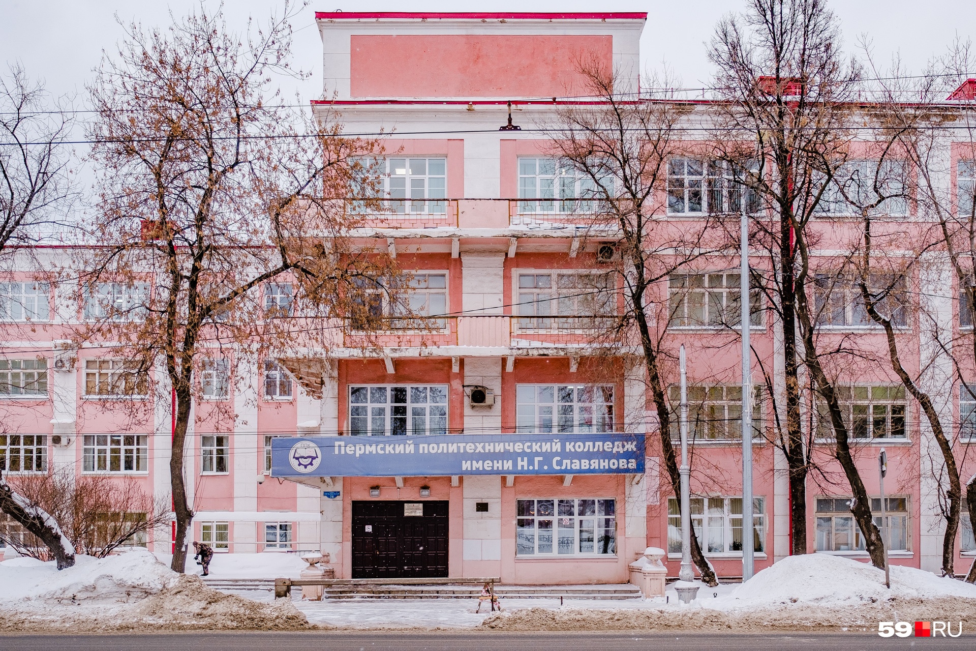 Центральная часть здания выделена башенкой над крышей Центральная часть здания выделена башенкой над крышей