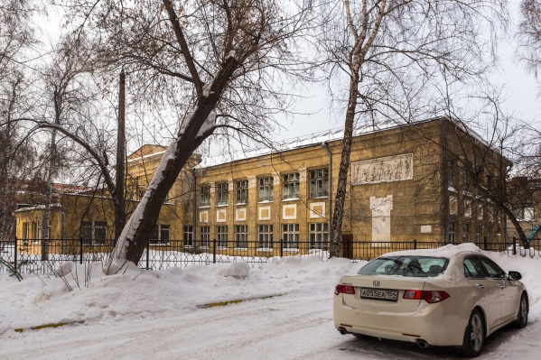К школе в разное время сделали две кирпичные пристройки, и разглядеть за ними сталинский ампир сложно К школе в разное время сделали две кирпичные пристройки, и разглядеть за ними сталинский ампир сложно