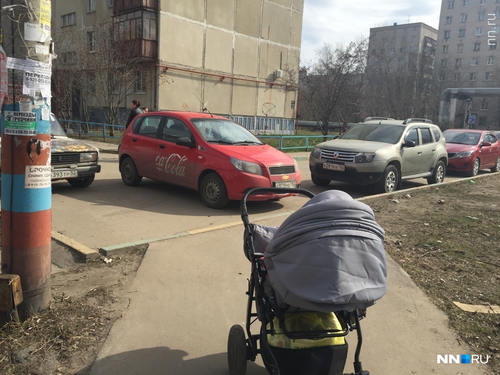 "И даже жены больших чиновников и бизнесменов, вышедшие с колясками на улицы города, в один миг становятся беззащитными перед недружелюбной средой" "И даже жены больших чиновников и бизнесменов, вышедшие с колясками на улицы города, в один миг становятся беззащитными перед недружелюбной средой"