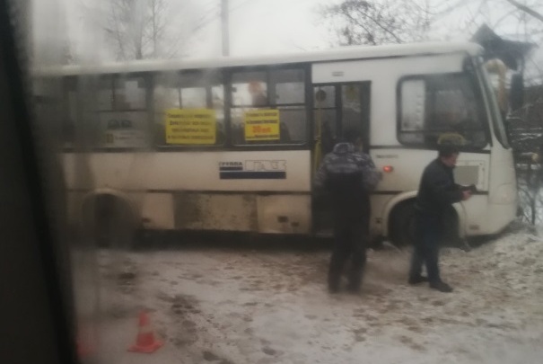 Водитель Ford Fusion врезался в автобус в Сормовском районе — без пострадавших не обошлось