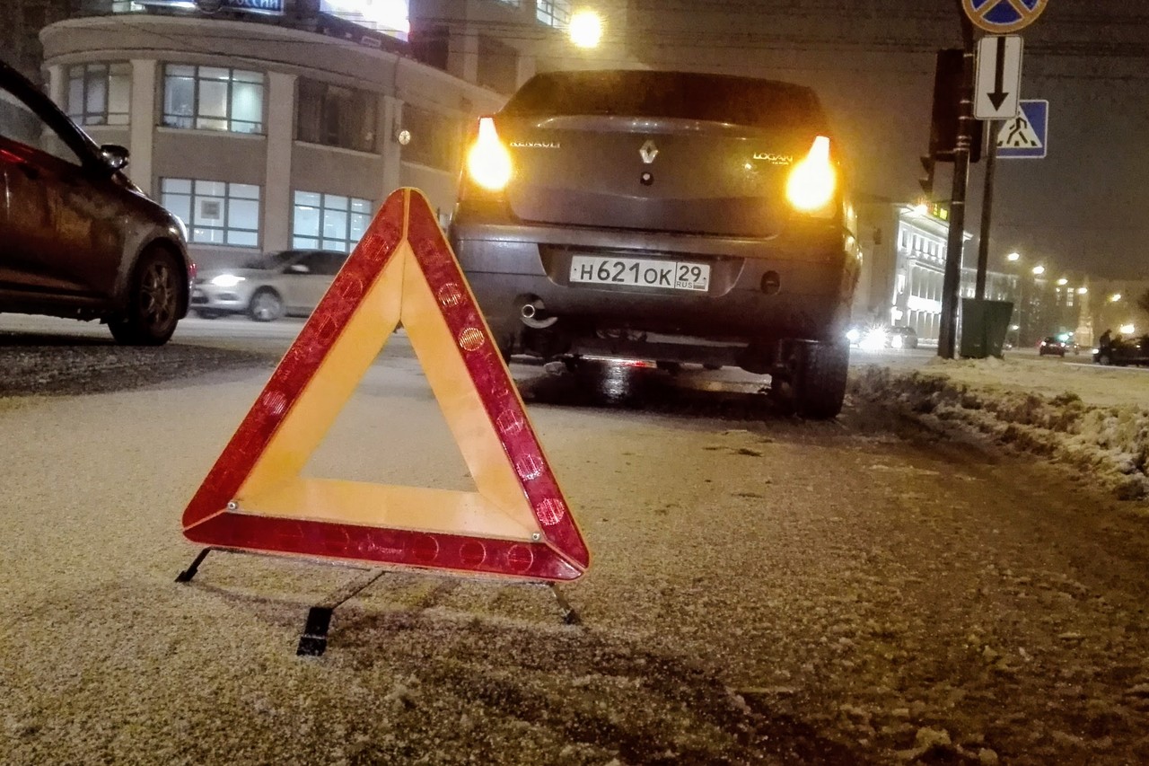 При лёгких ДТП разрешается убрать автомобиль с места аварии, но уже после съёмки последствий на фото и видео, а также составления схемы При лёгких ДТП разрешается убрать автомобиль с места аварии, но уже после съёмки последствий на фото и видео, а также составления схемы