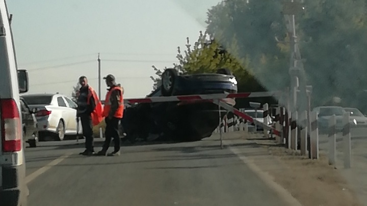 Лежит прямо на рельсах: на переезде по дороге в Каменск-Уральский перевернулась машина
