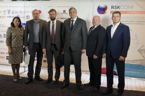 Подписи под документом поставили председатель правительства Архангельской области Алексей Алсуфьев и президент Национального объединения строителей Антон Глушков Подписи под документом поставили председатель правительства Архангельской области Алексей Алсуфьев и президент Национального объединения строителей Антон Глушков
