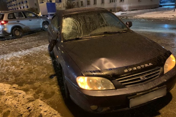 Характерный след от удара головой на лобовом стекле KIA Spectra — верный признак наезда на пешехода Характерный след от удара головой на лобовом стекле KIA Spectra — верный признак наезда на пешехода