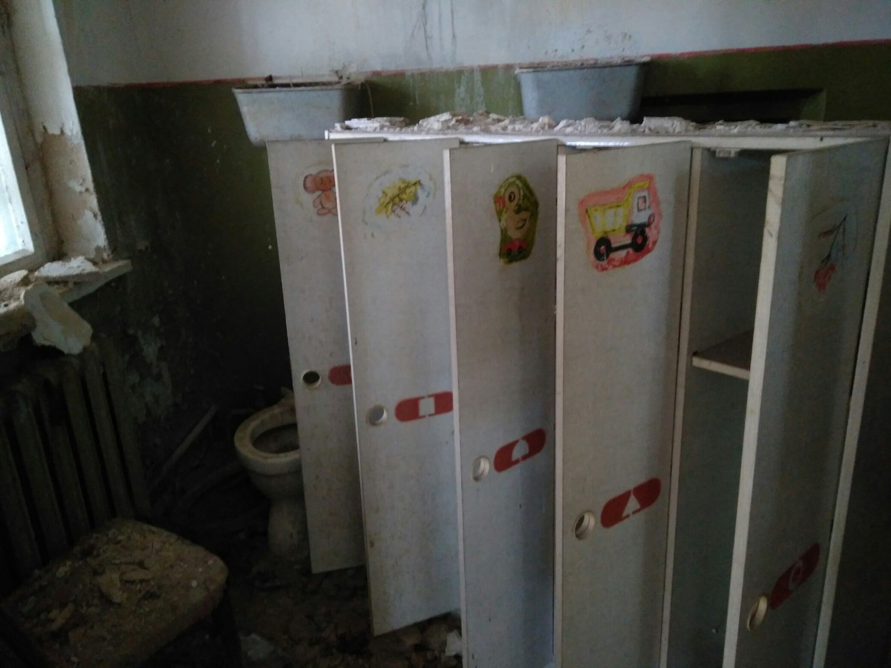 Кабинки в детском саду Кабинки в детском саду