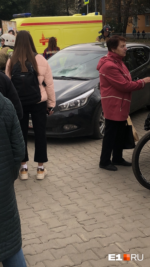 В Екатеринбурге пьяный водитель выехал на тротуар и сбил двух пешеходов