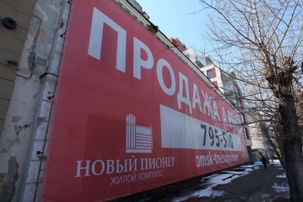 Здание кинотеатра полностью закрыто баннером Здание кинотеатра полностью закрыто баннером
