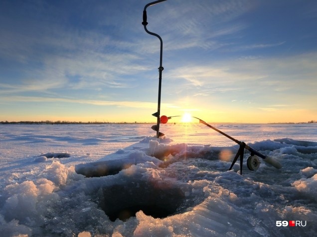 В Пермском крае спасатели сняли рыбака с отколовшейся льдины