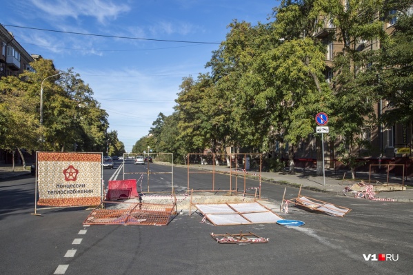 Яма мешается под колесами уже неделю Яма мешается под колесами уже неделю