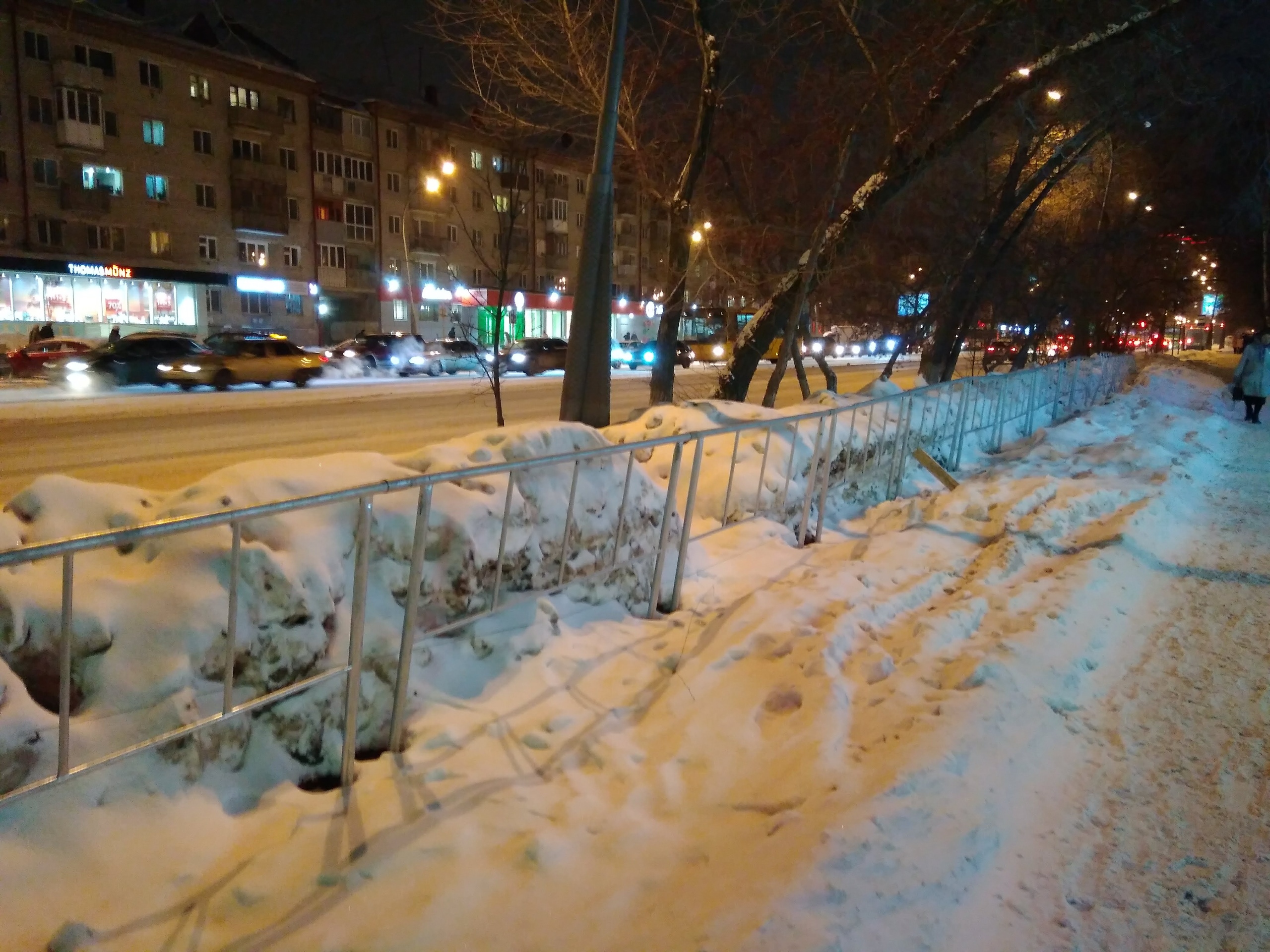 В Тюмени заборы ставят прямо в сугробы В Тюмени заборы ставят прямо в сугробы