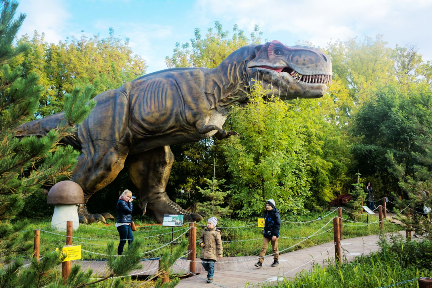 Dino park. Динопарк Великие Луки. Дино парк Великие Луки. Крылатская 18 Дино парк. Динопарк - парк динозавров в Москве.