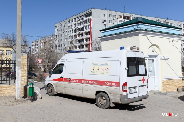 Мужчина шел по городу со своей супругой Мужчина шел по городу со своей супругой