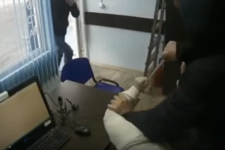 Преступника спугнули зашедшие в организацию молодые люди Преступника спугнули зашедшие в организацию молодые люди