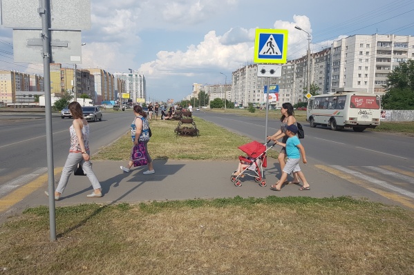 На прогулки в самый солнцепек специалисты выходить не советуют На прогулки в самый солнцепек специалисты выходить не советуют
