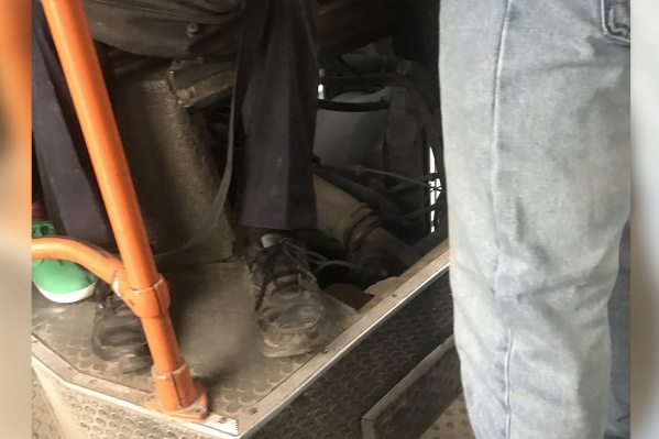 Муниципальный автобус <nobr class="_">№ 23</nobr> вышел на линию с открытым в салоне полом Муниципальный автобус <nobr class="_">№ 23</nobr> вышел на линию с открытым в салоне полом