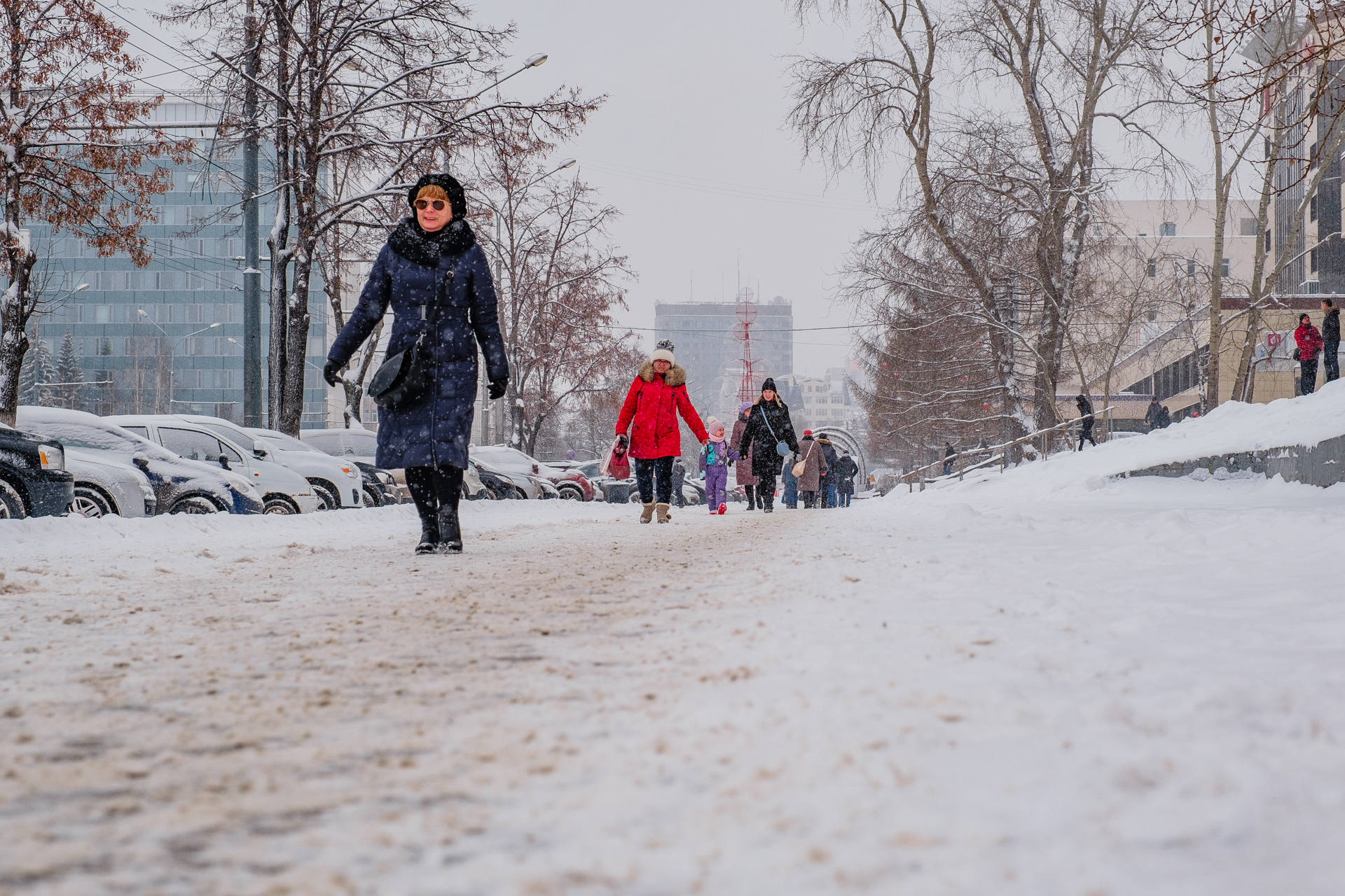 Погода на сегодня пермь. Потепление в Перми. Зима Пермь люди. Оттепель в Перми. В Пермском крае к выходным ожидается потепление и снегопад.