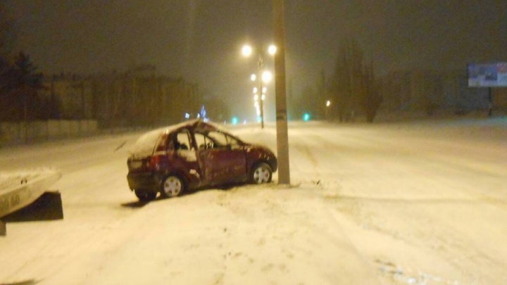 В Башкирии из-за снегопада машина въехала в столб