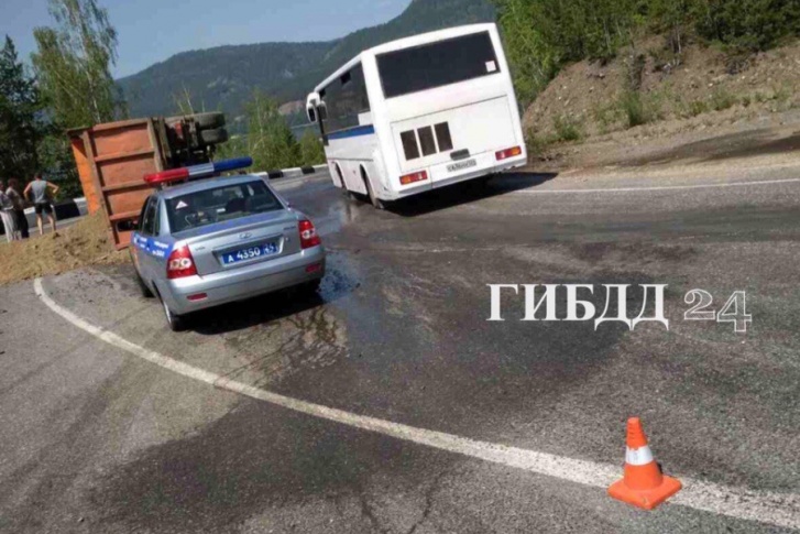 ДТП произошло на сложном участке трассы недалеко от Дивногорска ДТП произошло на сложном участке трассы недалеко от Дивногорска
