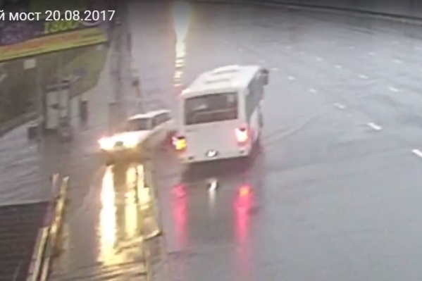 Автобус занесло на мокрой дороге Автобус занесло на мокрой дороге