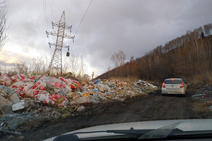 Свалка на улице Саянской Свалка на улице Саянской