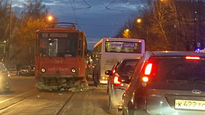 Машина отлетела от трамвая: авария возле Михайловского кладбища попала на видео