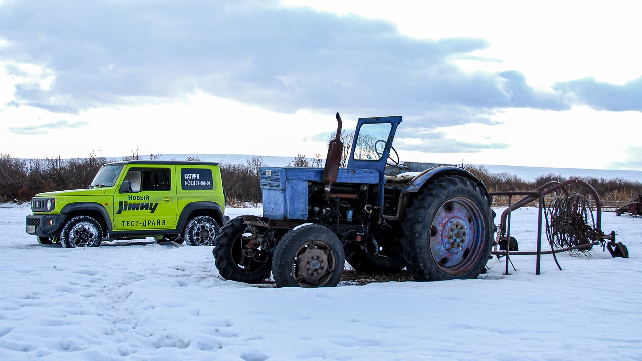 На пересечённой местности Jimny напоминает не то чтобы трактор, скорее квадроцикл. Компактен, пронырлив, упорен... На пересечённой местности Jimny напоминает не то чтобы трактор, скорее квадроцикл. Компактен, пронырлив, упорен...