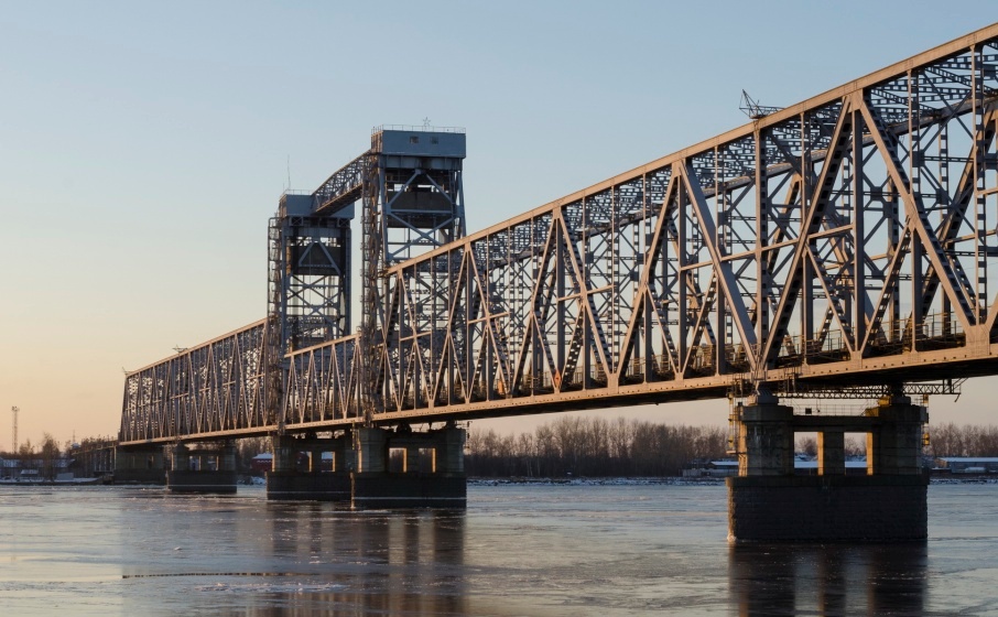 Полиция задержала мужчину, пытавшегося прыгнуть в реку с железнодорожного моста в Архангельске