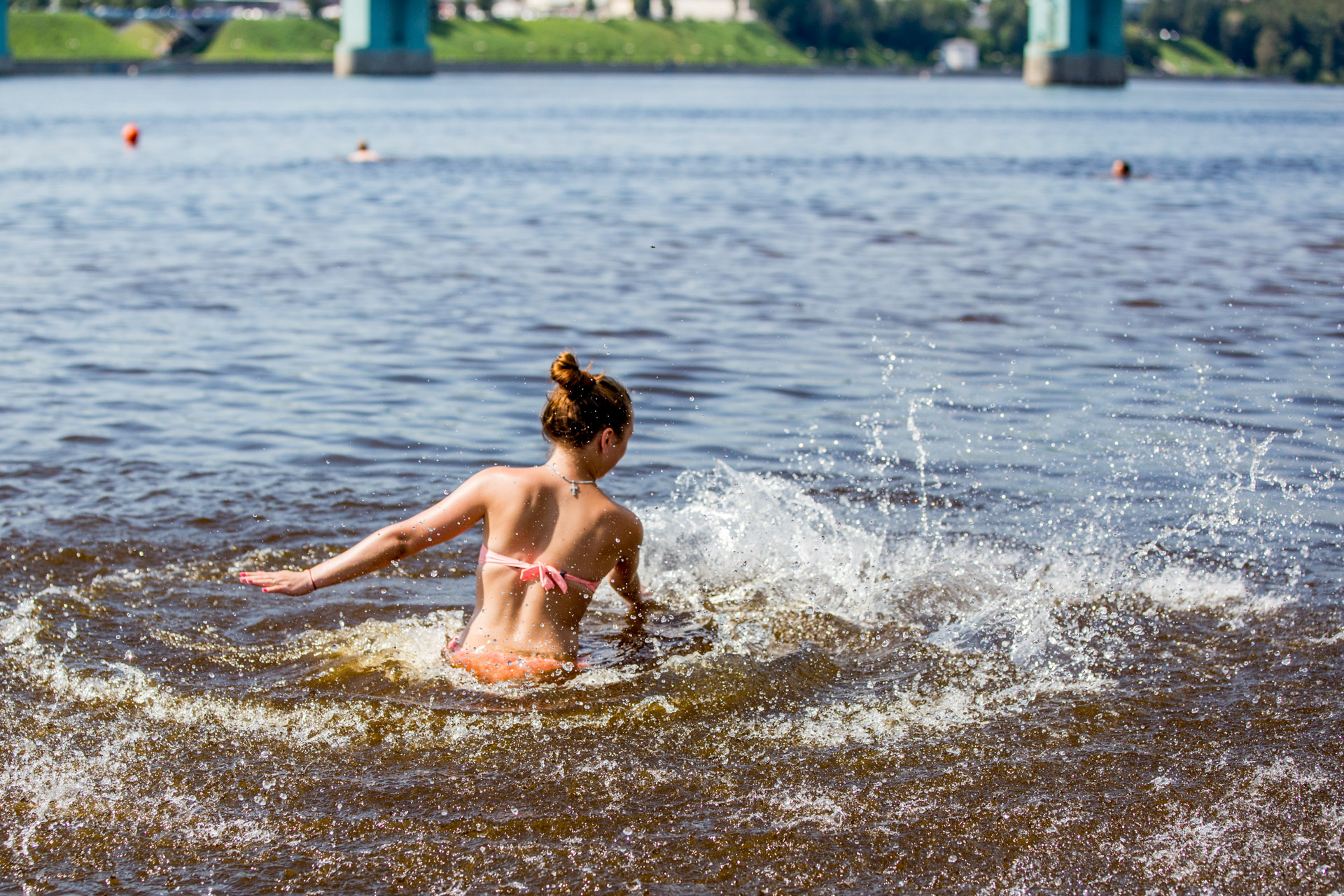 Девушка купается на пляже