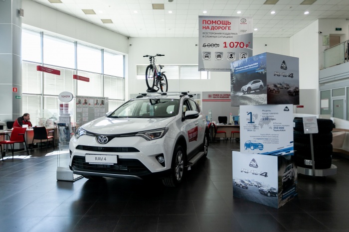 На популярнейший кроссовер Toyota RAV4 дилеры дают скидку до 150 тысяч рублей На популярнейший кроссовер Toyota RAV4 дилеры дают скидку до 150 тысяч рублей
