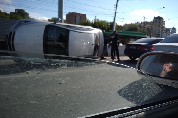 Из-за перевернувшегося автомобиля собирается пробка Из-за перевернувшегося автомобиля собирается пробка