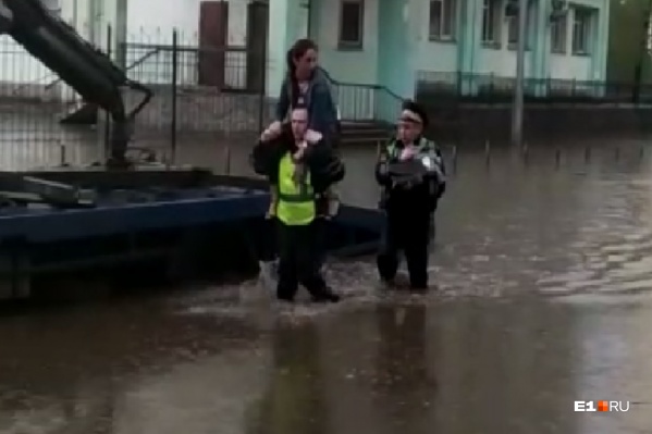 Женщину один из сотрудников посадил к себе на шею<br> Женщину один из сотрудников посадил к себе на шею<br>