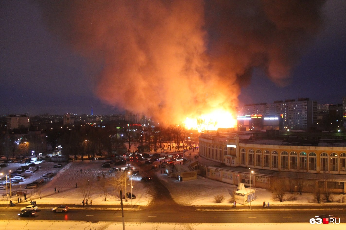 Самара горящие. Золотая пагода Самара пожар. Самара пожар ТЦ. Самара ресторан сгорел. Пожар в Самаре около Колизея.