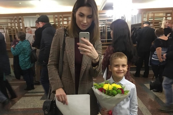Олеся Плотникова пришла на концерт Гарика Сукачёва вместе с шестилетним сыном Егором Олеся Плотникова пришла на концерт Гарика Сукачёва вместе с шестилетним сыном Егором 
