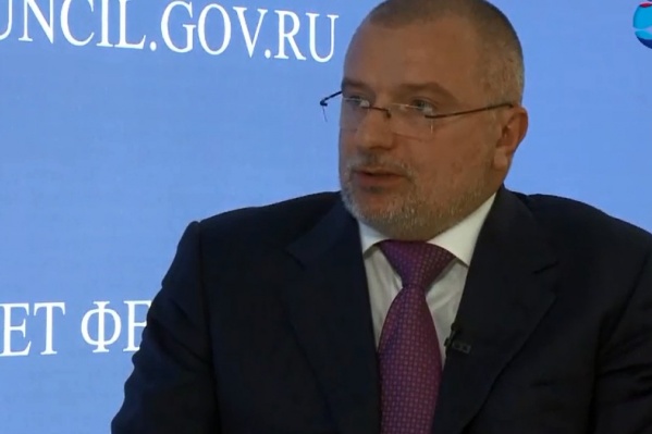 Ранее сенатор предлагал штрафовать за оскорбление власти Ранее сенатор предлагал штрафовать за оскорбление власти 