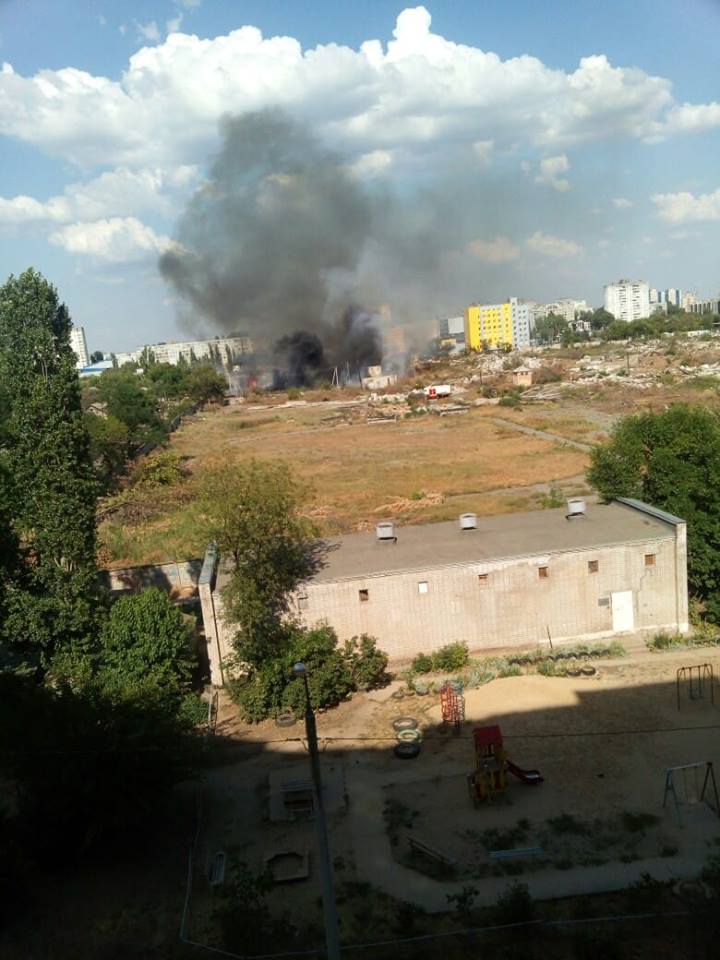 В Дзержинском районе Волгограда в нескольких местах загорелась сухая трава