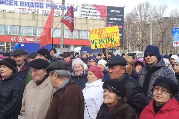 Люди заполнили небольшую площадь Люди заполнили небольшую площадь