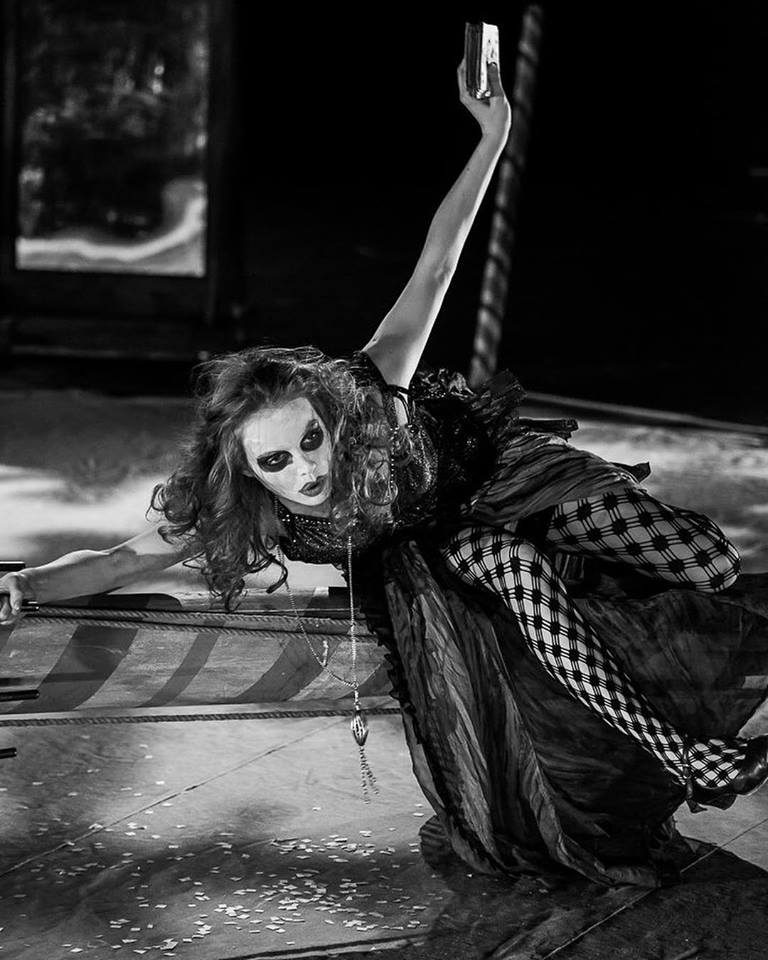 Анастасия во время спектакля «Вечер шутов» Анастасия во время спектакля «Вечер шутов»