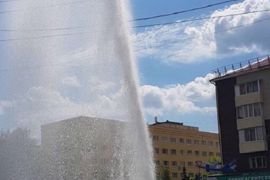 Проезжую часть заполнило водой Проезжую часть заполнило водой