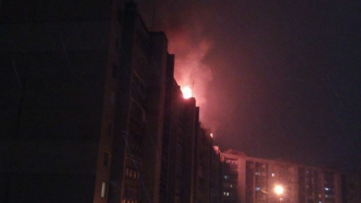 В полыхающей многоэтажке в Тутаеве сгорел человек. Фото и видео с места трагедии