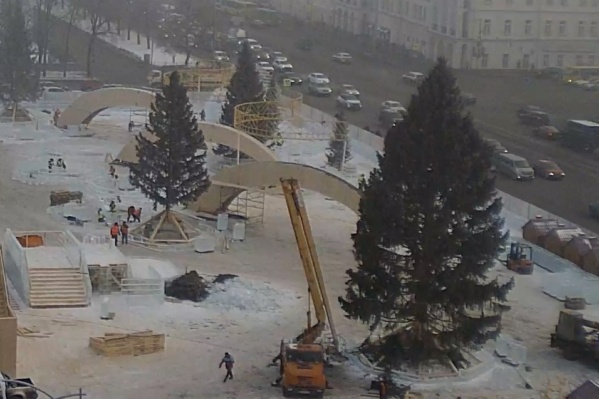 Справа пышная красавица — главная ёлка города Справа пышная красавица — главная ёлка города