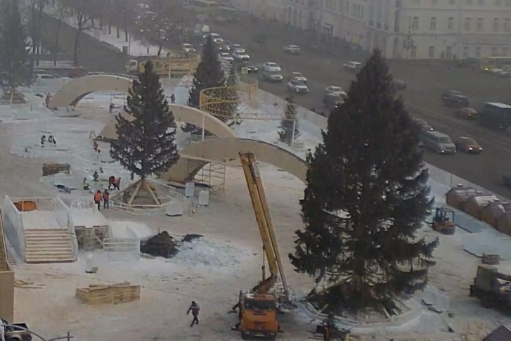 Справа пышная красавица — главная ёлка города Справа пышная красавица — главная ёлка города