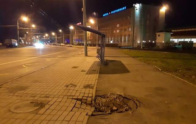 В Ярославле на остановке, где мужчина провалился под землю, расползается новая яма