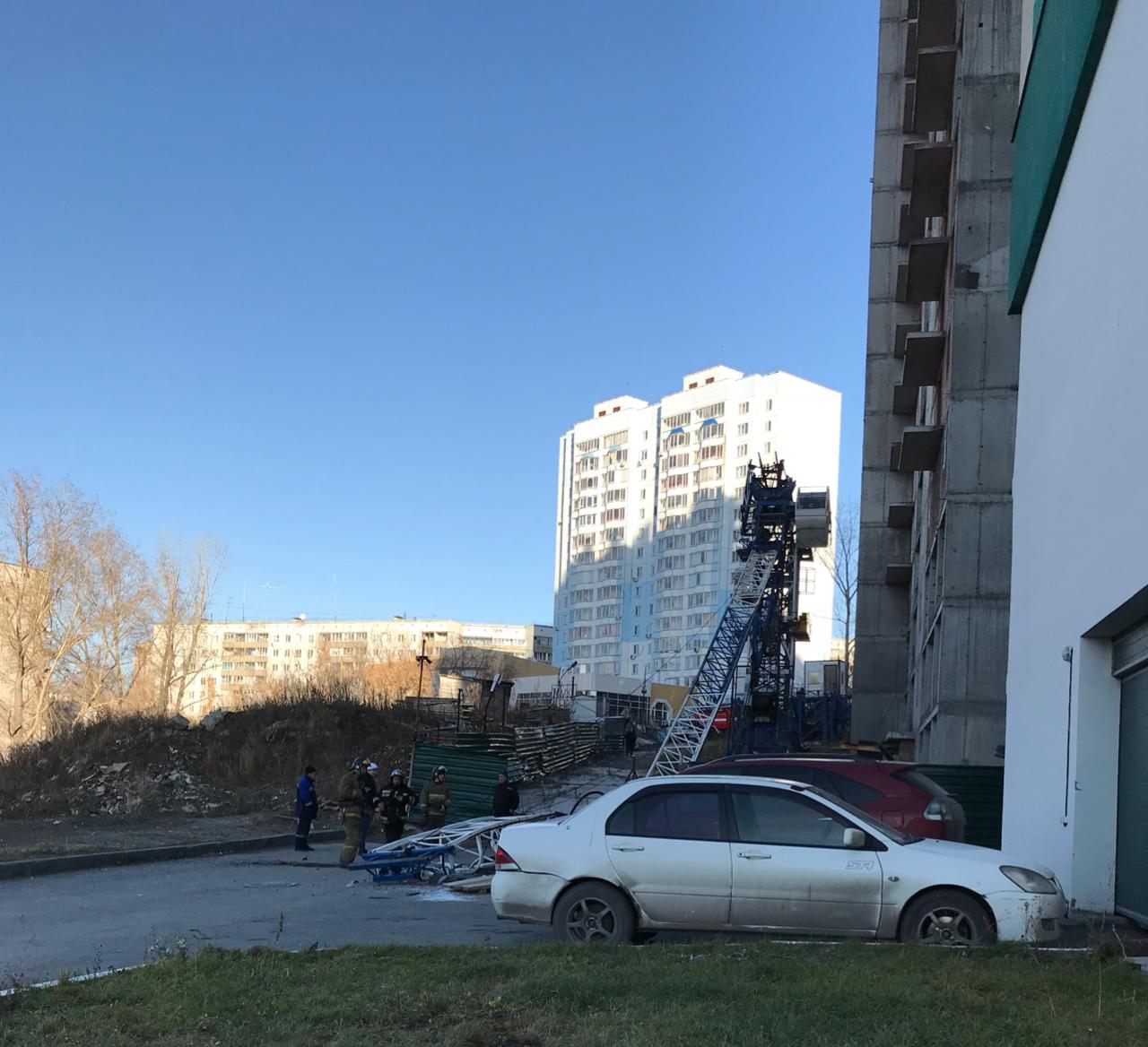 Конструкция упала рядом с припаркованными машинами Конструкция упала рядом с припаркованными машинами