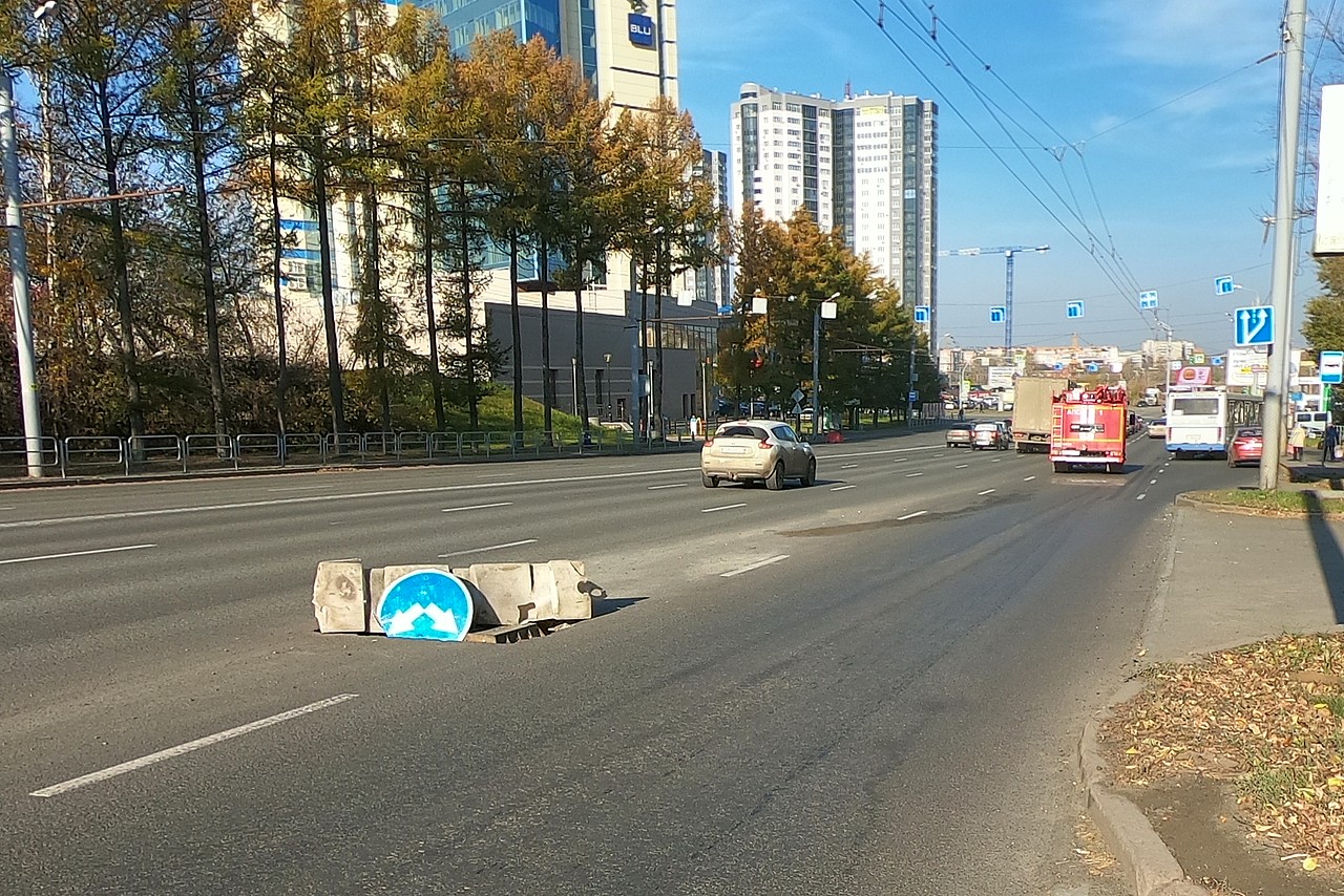 Челябинске взять. ДТП временное ограждение невидно.