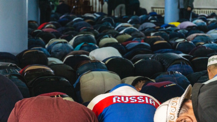 Сотни верующих, жертвоприношения и общая молитва: фоторепортаж с Курбан-байрама в Омске